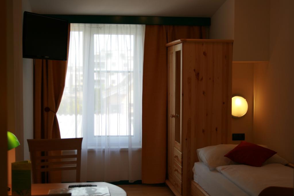 Asperner Löwe 3*